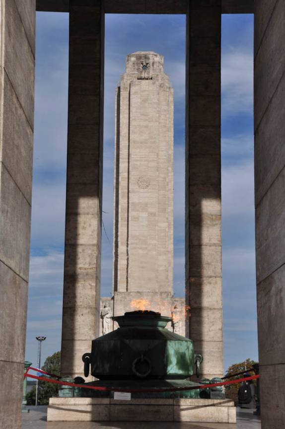 A chama que nunca se apaga no Monumento Nacional da Bandeira, em Rosário, na Argentina